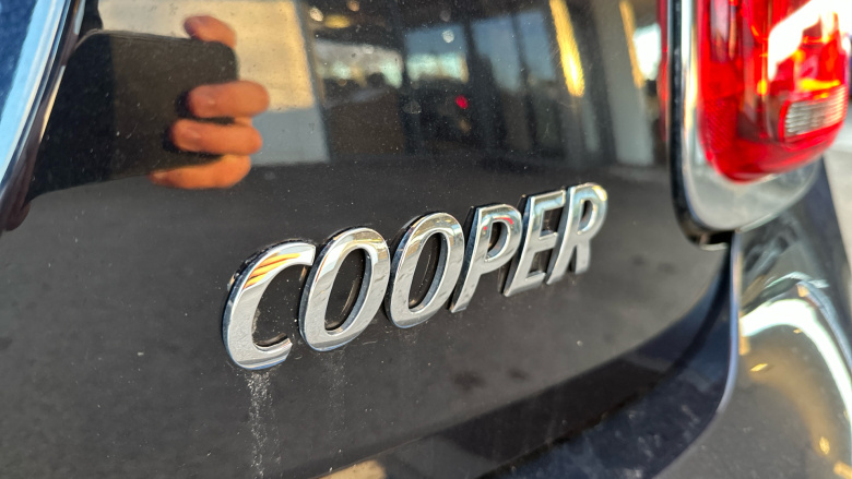 MINI Hatchback 1.5 Cooper Classic 3dr Auto [Comfort/Nav Pack] Petrol Hatchback